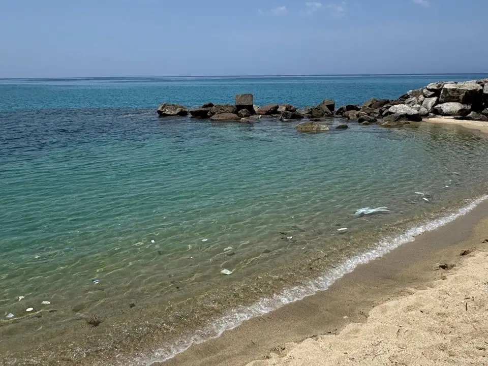 Spiaggia da bandiera nera a Pizzo, tra plastica e rifiuti i turisti se ne vanno: «Volevamo fare il bagno ma è impossibile»