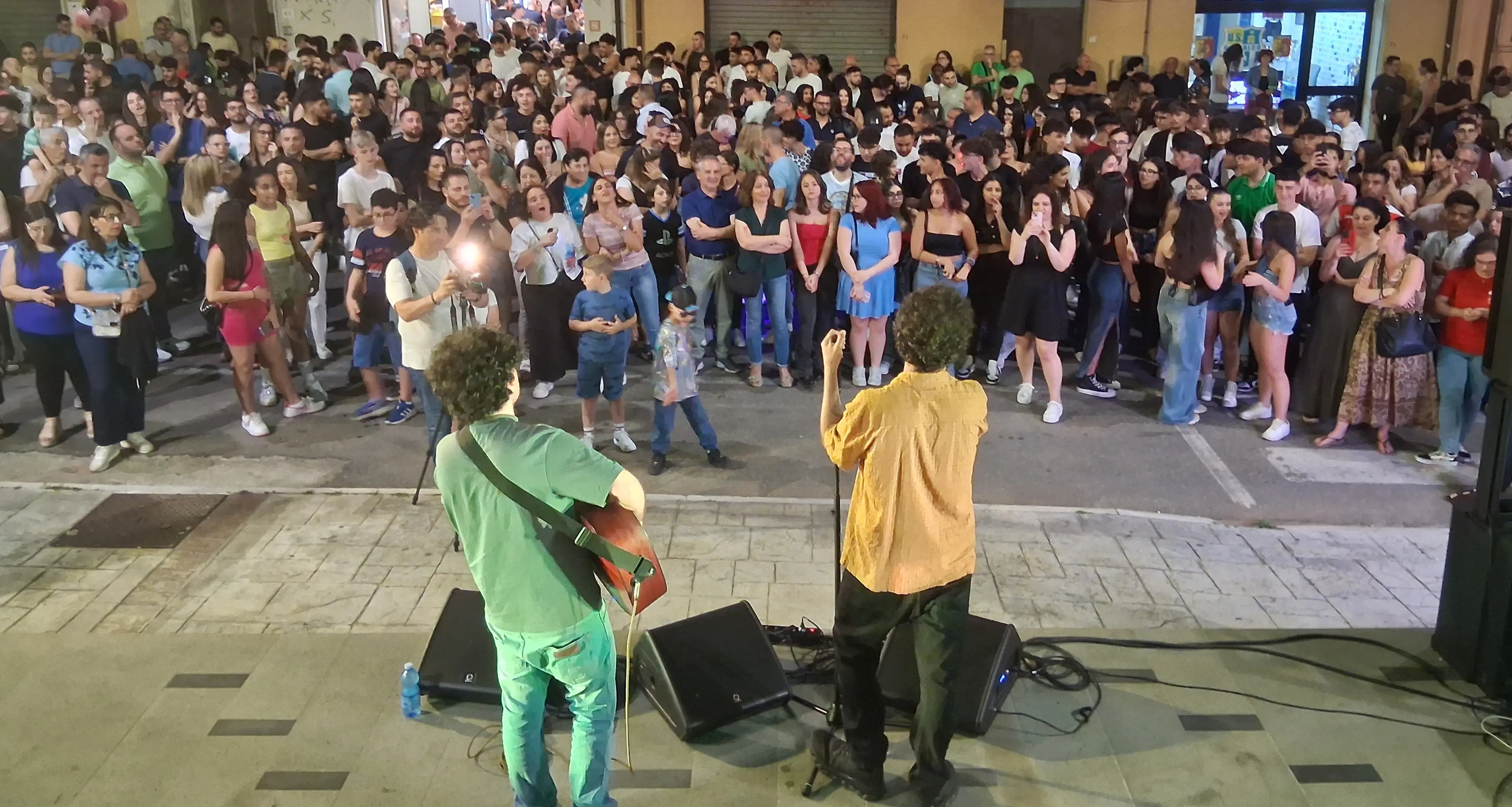 Notte prima degli esami, a Girifalco gli studenti\u00A0stretti in un unico abbraccio\u00A0per vivere la vigilia\u00A0tra musica ed emozioni\u00A0\n
