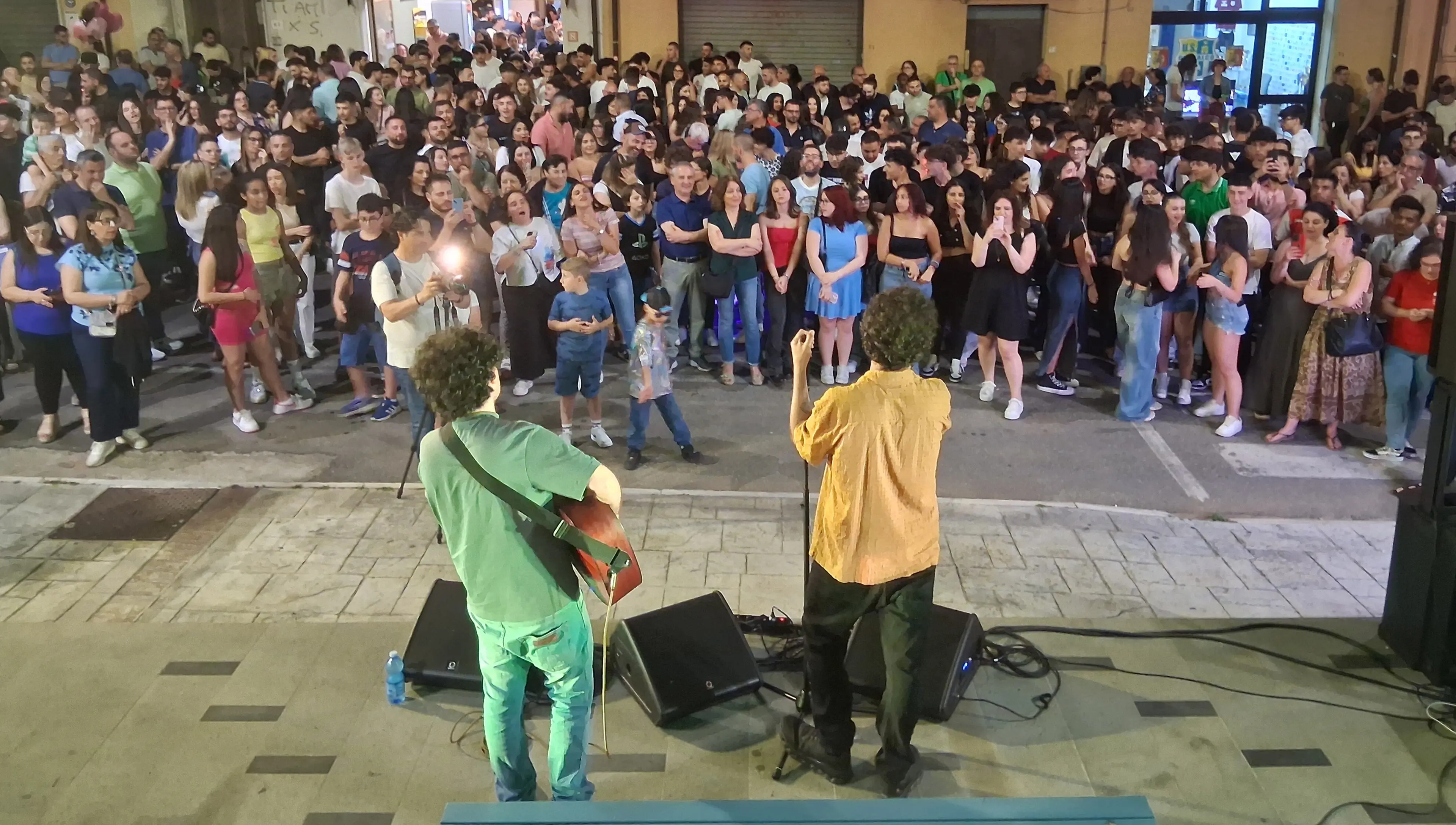 Notte prima degli esami, a Girifalco gli studenti\u00A0stretti in un unico abbraccio\u00A0per vivere la vigilia\u00A0tra musica ed emozioni\u00A0\n