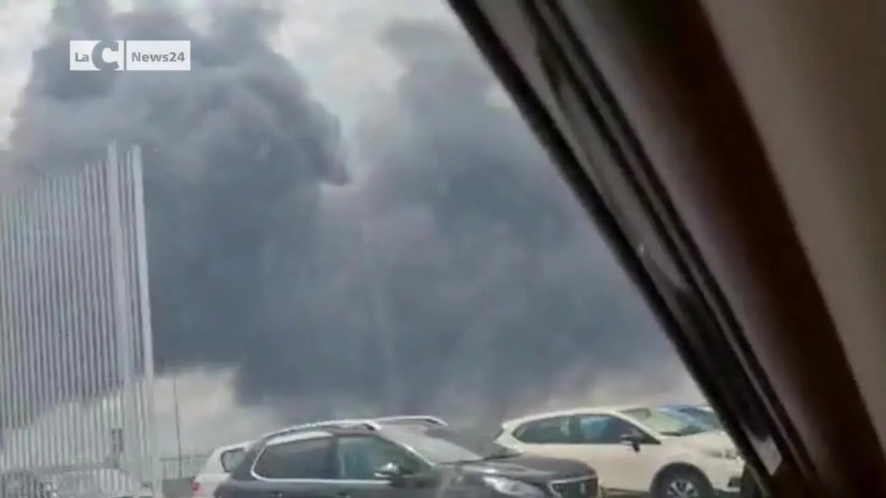 Incendio dietro al centro commerciale Due Mari
