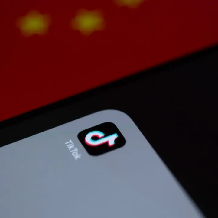 Un adolescente su quattro è dipendente dai social: 7 ore al giorno tra TikTok, notifiche e ansia\n