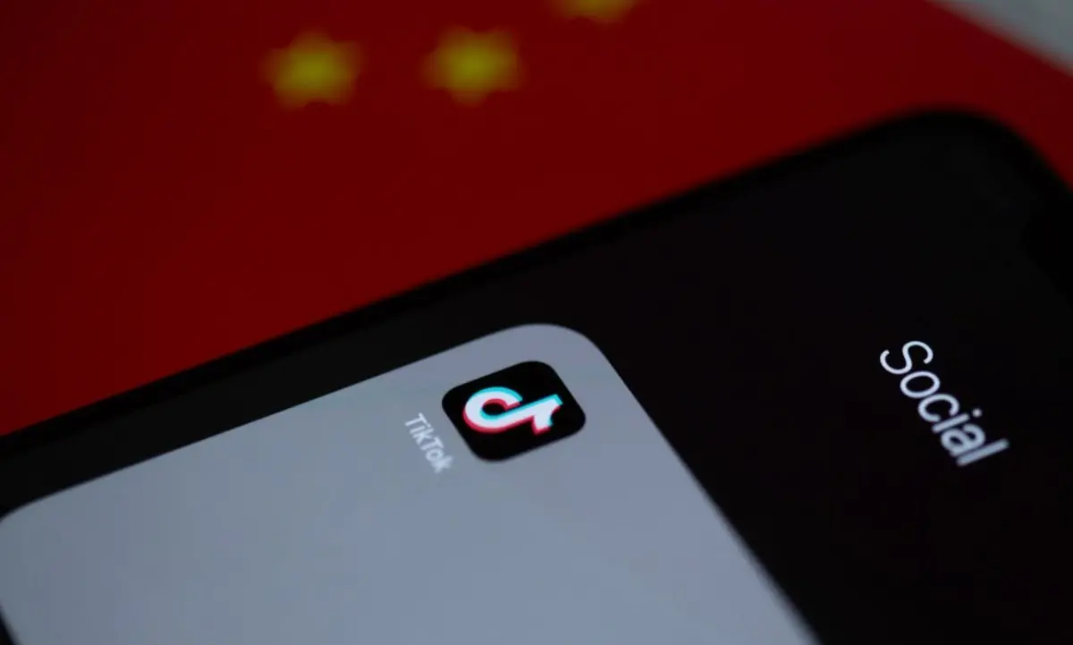 Un adolescente su quattro è dipendente dai social: 7 ore al giorno tra TikTok, notifiche e ansia\n