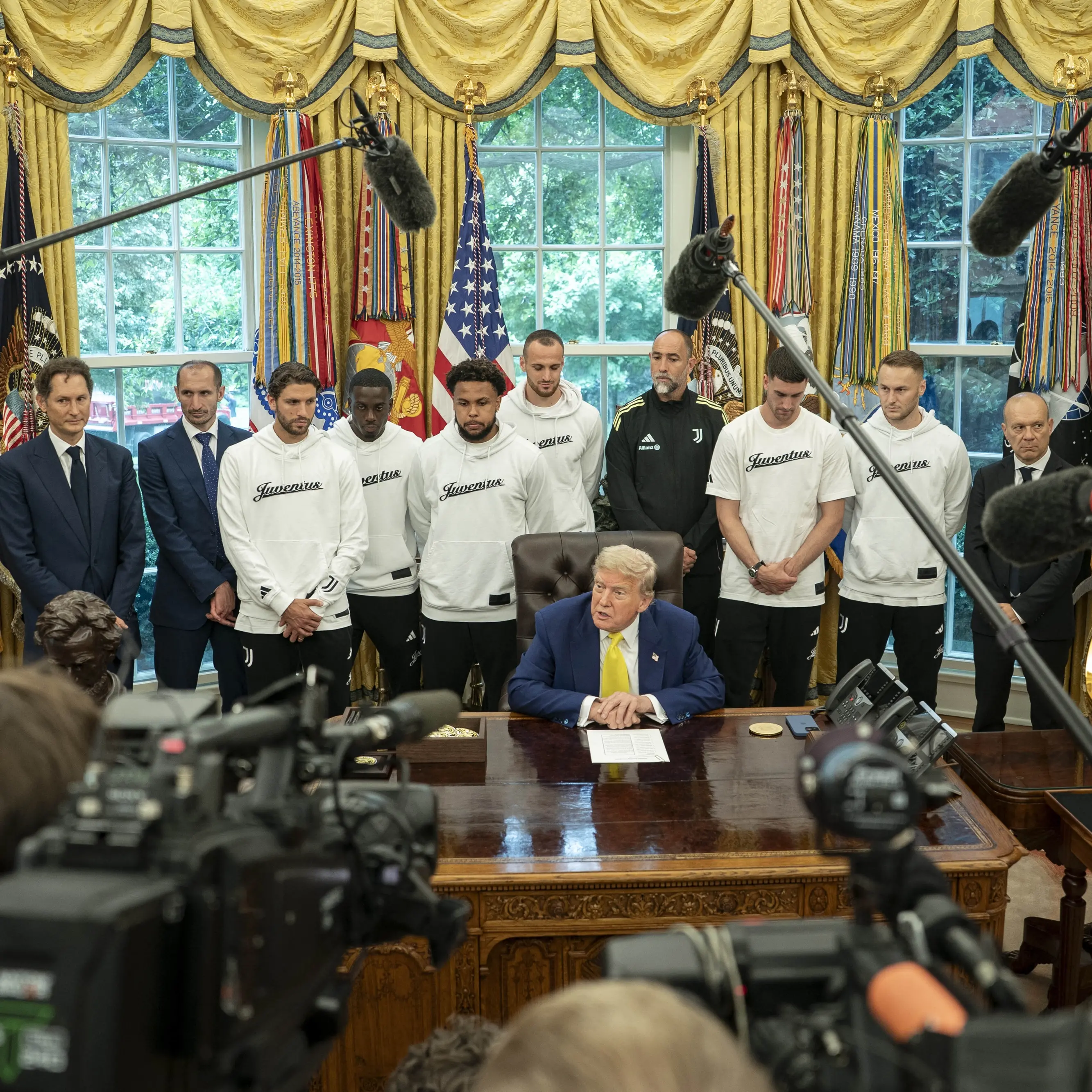 Mondiale per club,\u00A0Trump riceve la Juve... e parla di Iran e donne: imbarazzo alla Casa Bianca\n