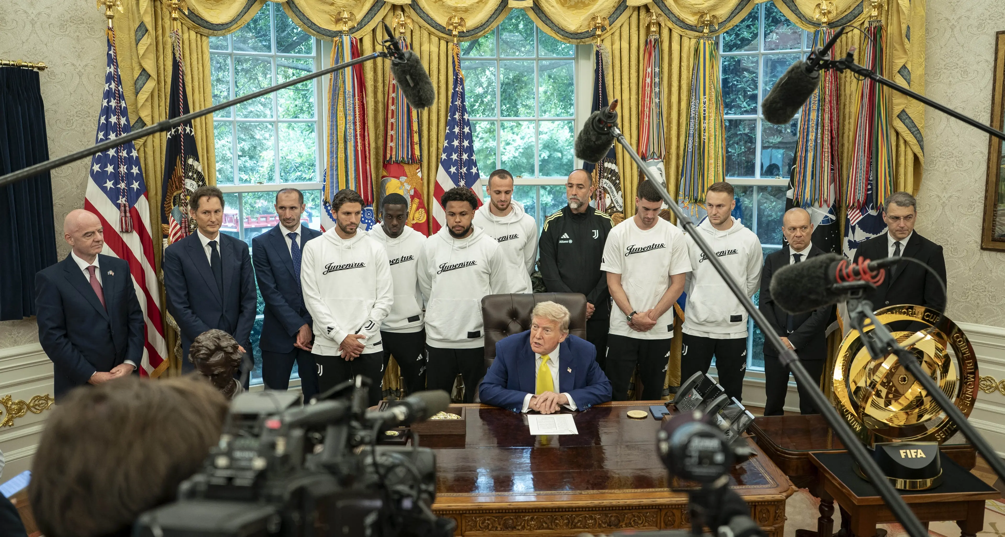 Mondiale per club,\u00A0Trump riceve la Juve... e parla di Iran e donne: imbarazzo alla Casa Bianca\n