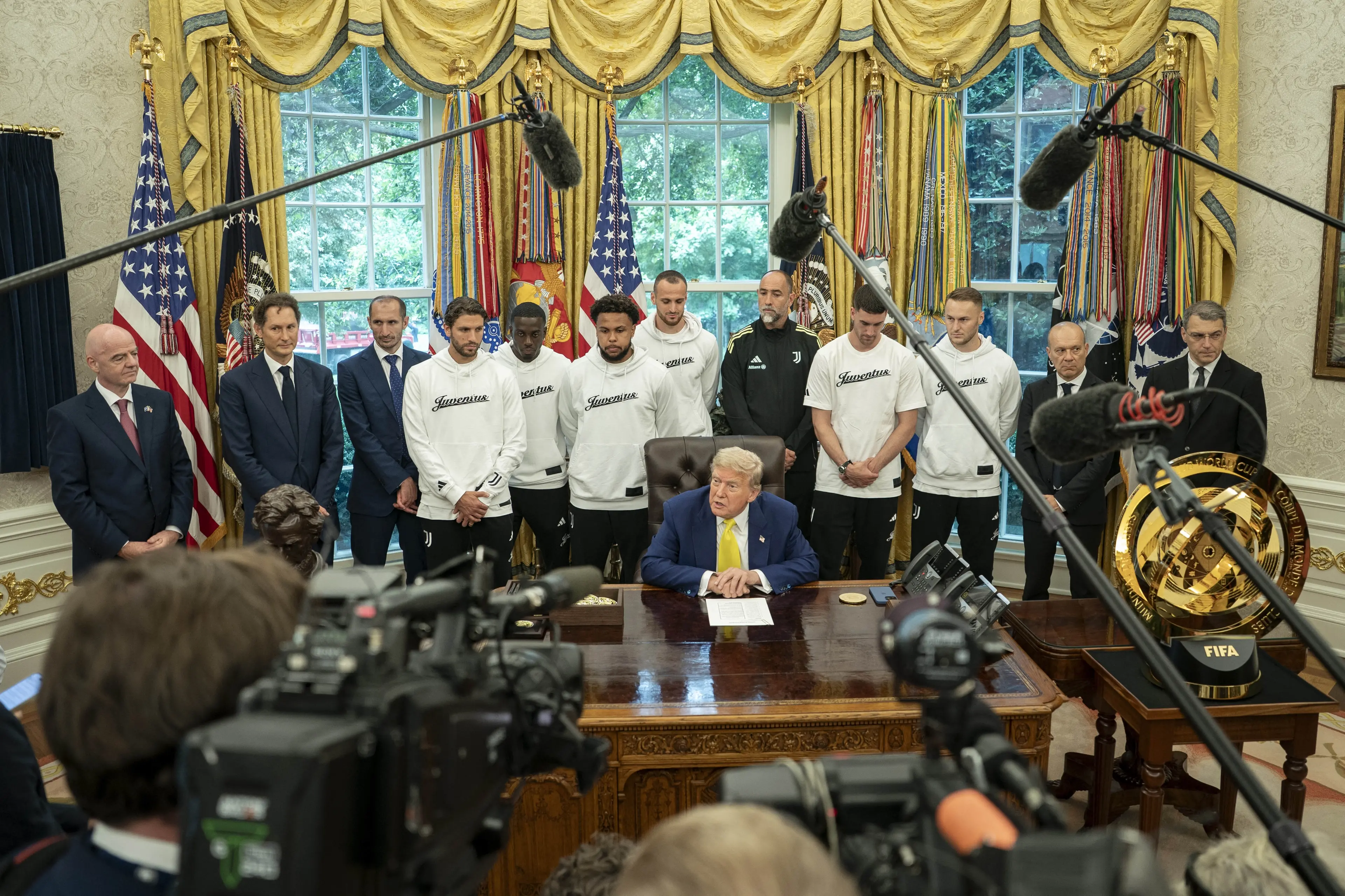 Mondiale per club,\u00A0Trump riceve la Juve... e parla di Iran e donne: imbarazzo alla Casa Bianca\n