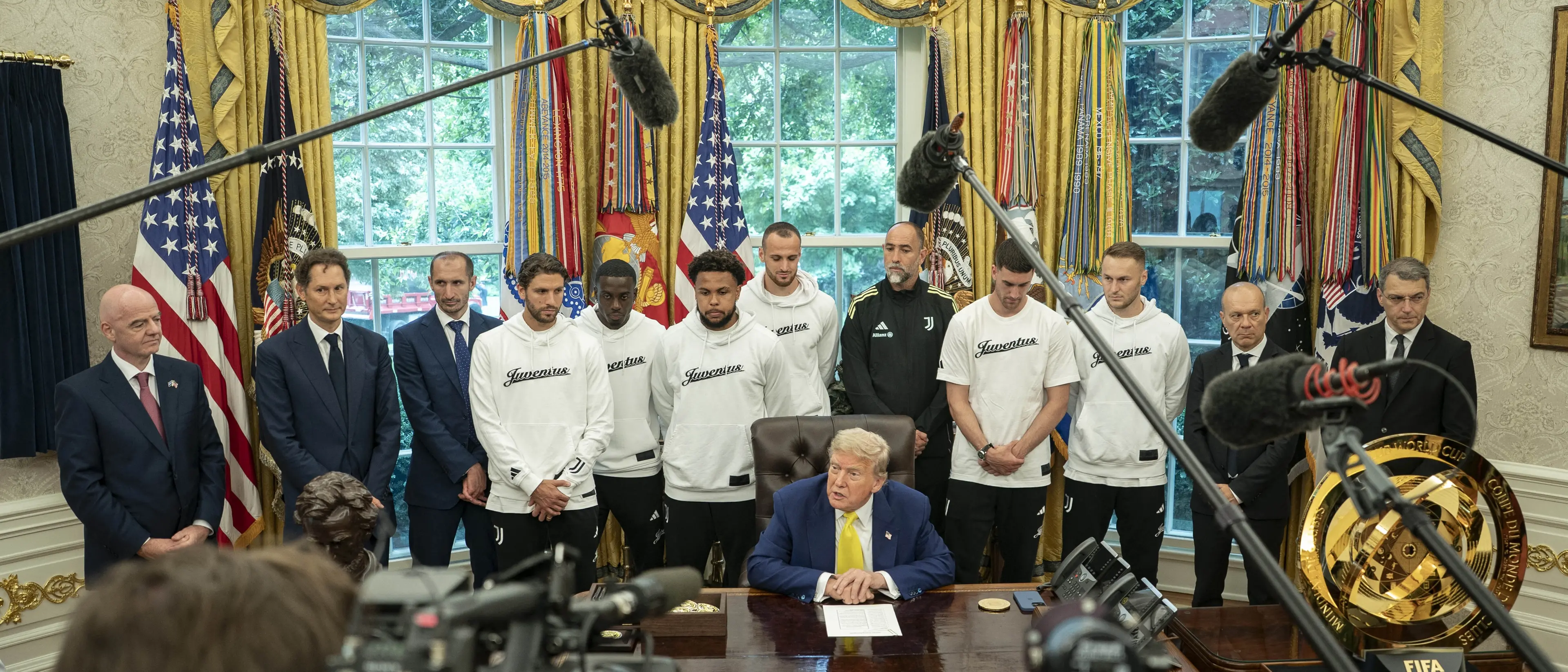 Mondiale per club,\u00A0Trump riceve la Juve... e parla di Iran e donne: imbarazzo alla Casa Bianca\n