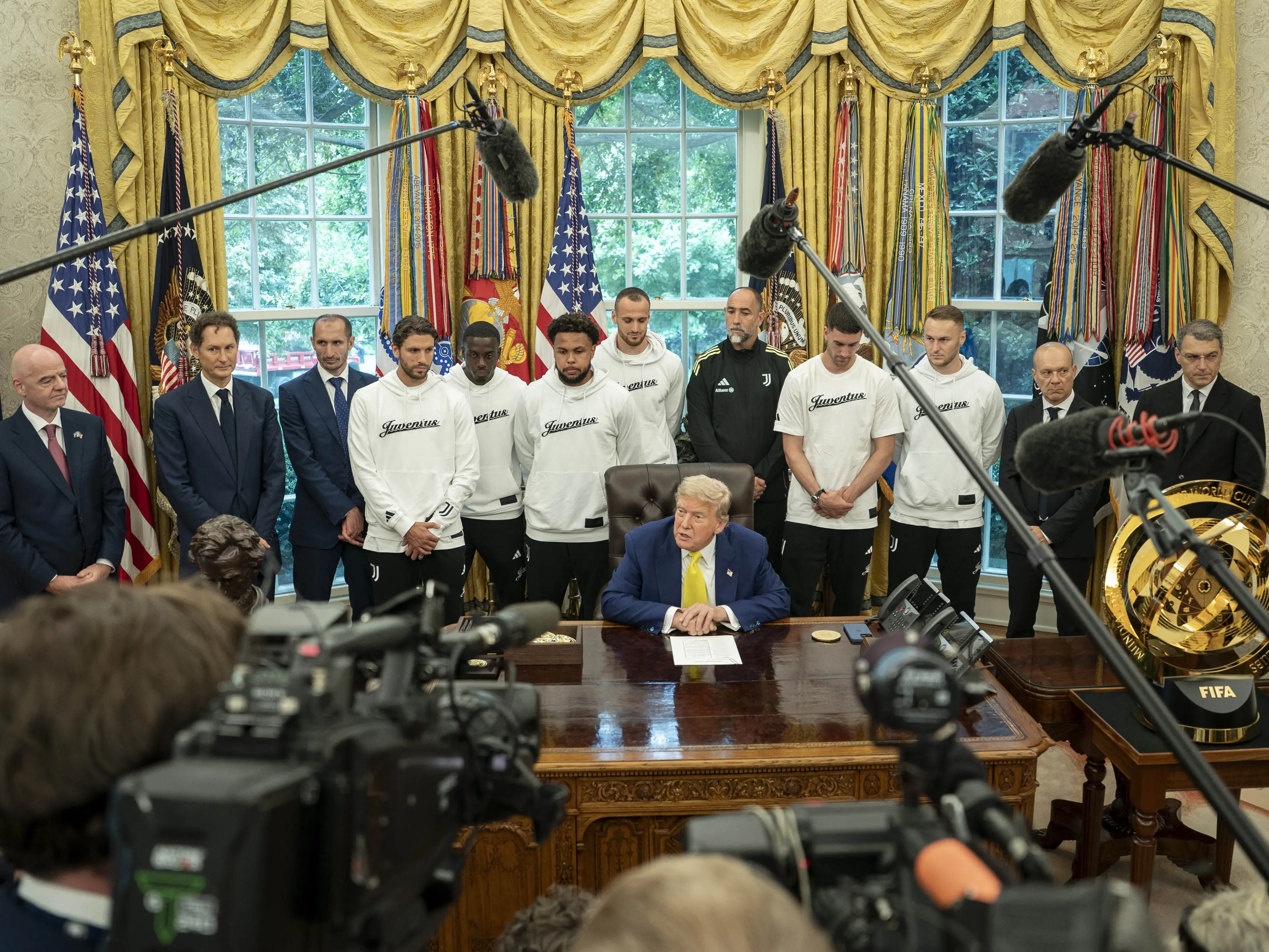 Mondiale per club, Trump riceve la Juve... e parla di Iran e donne: imbarazzo alla Casa Bianca