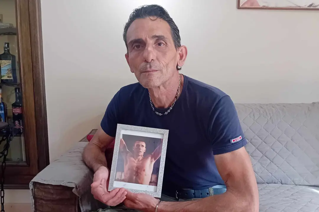 <p>Alessandro Fumarola mostra il ritratto del figlio Luigi, ucciso l&#39;11 luglio 2019</p>\\n