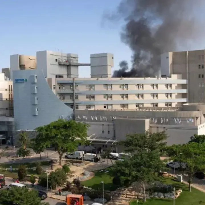 Guerra in Medio Oriente, un missile iraniano colpisce un ospedale nel sud di Israele\n