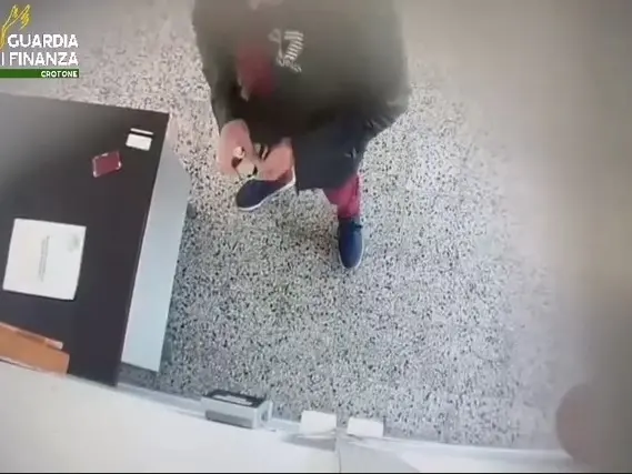 Assenteismo all’Arsac di Crotone, indagati 20 dipendenti: percepivano stipendi per ore mai lavorate