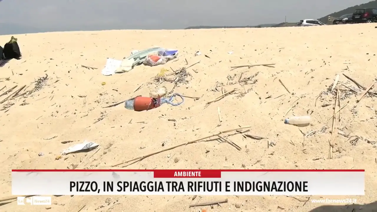 Pizzo, in spiaggia tra rifiuti e indignazione