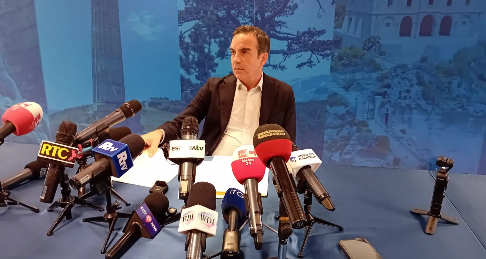 L’inchiesta su Occhiuto, la guerra nell’Anci e Sbarra al Governo: i tre fronti caldissimi per Forza Italia in Calabria