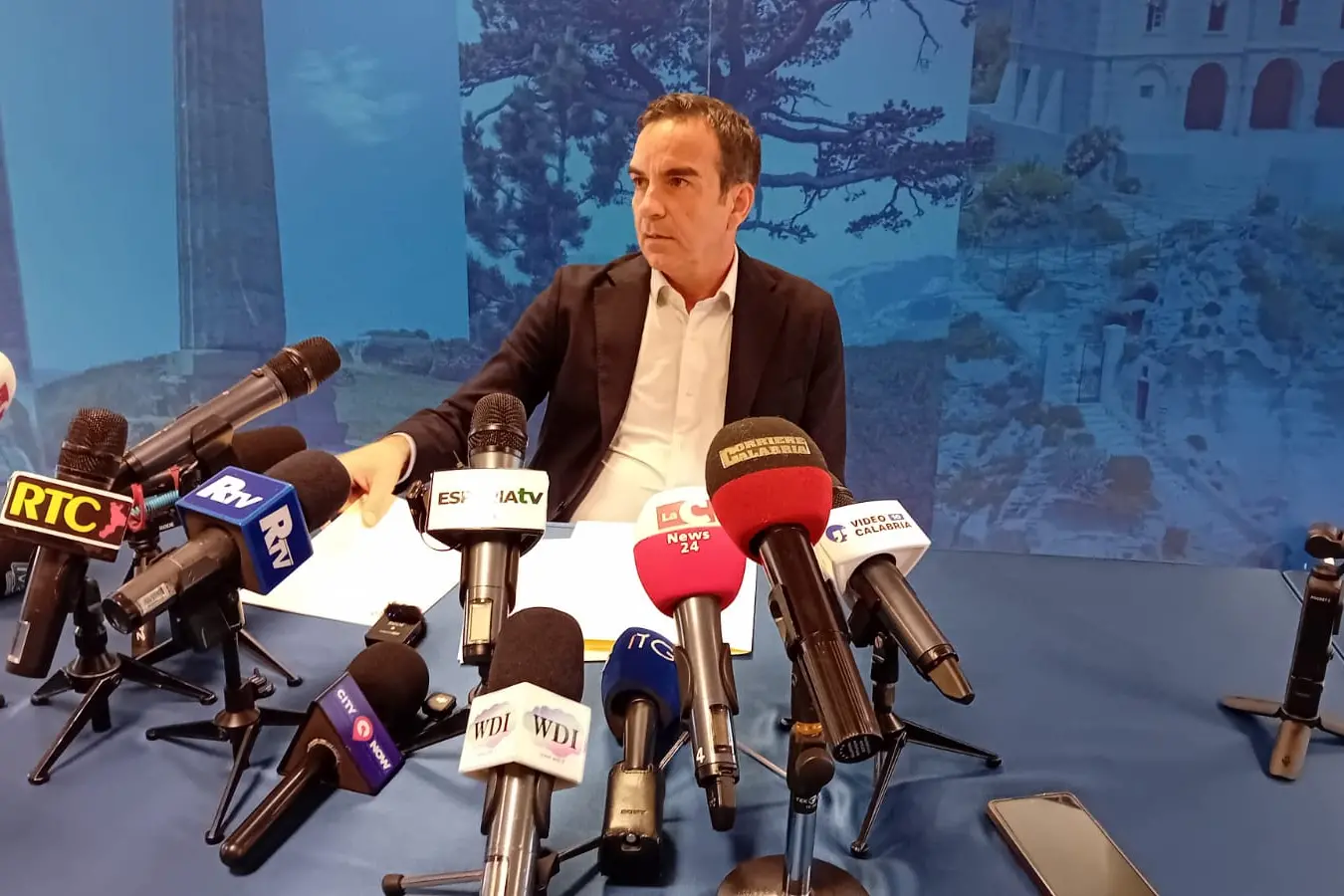 <p>Il governatore Roberto Occhiuto</p>\\n