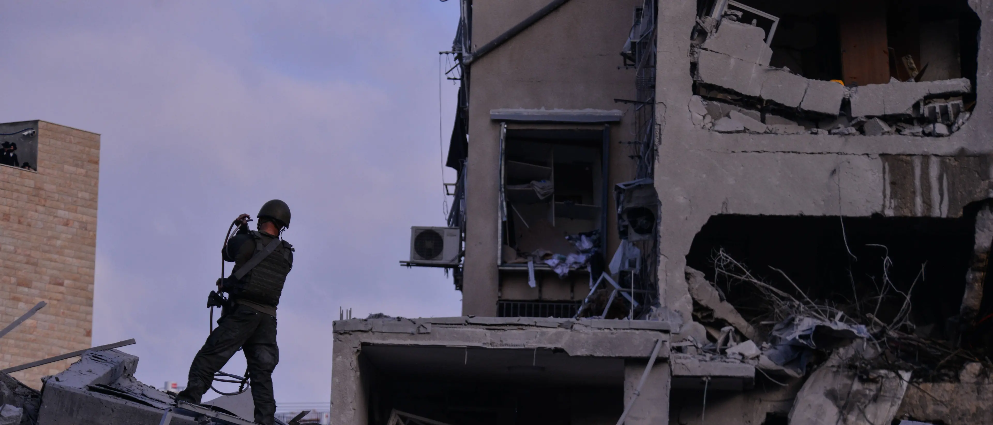 Portaerei, caccia e super bombe: il piano Usa per attaccare l’Iran è già pronto. Ma la diplomazia non è morta\u00A0\n