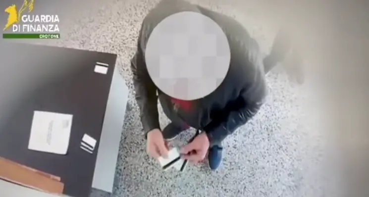 Chi faceva il muratore invece di essere in ufficio, assenteismo monstre: su 54 giorni di indagine, 43 erano di assenze ingiustificate