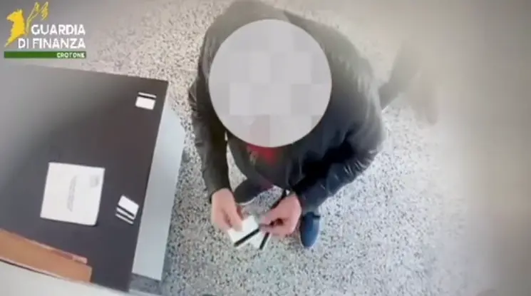 Chi faceva il muratore invece di essere in ufficio, assenteismo monstre: su 54 giorni di indagine, 43 erano di assenze ingiustificate