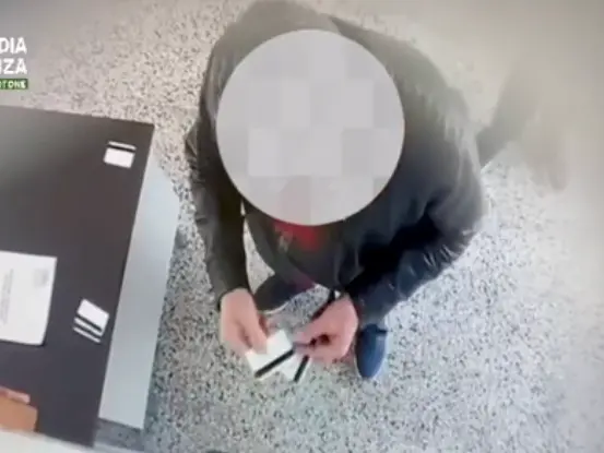 Chi faceva il muratore invece di essere in ufficio, assenteismo monstre: su 54 giorni di indagine, 43 erano di assenze ingiustificate