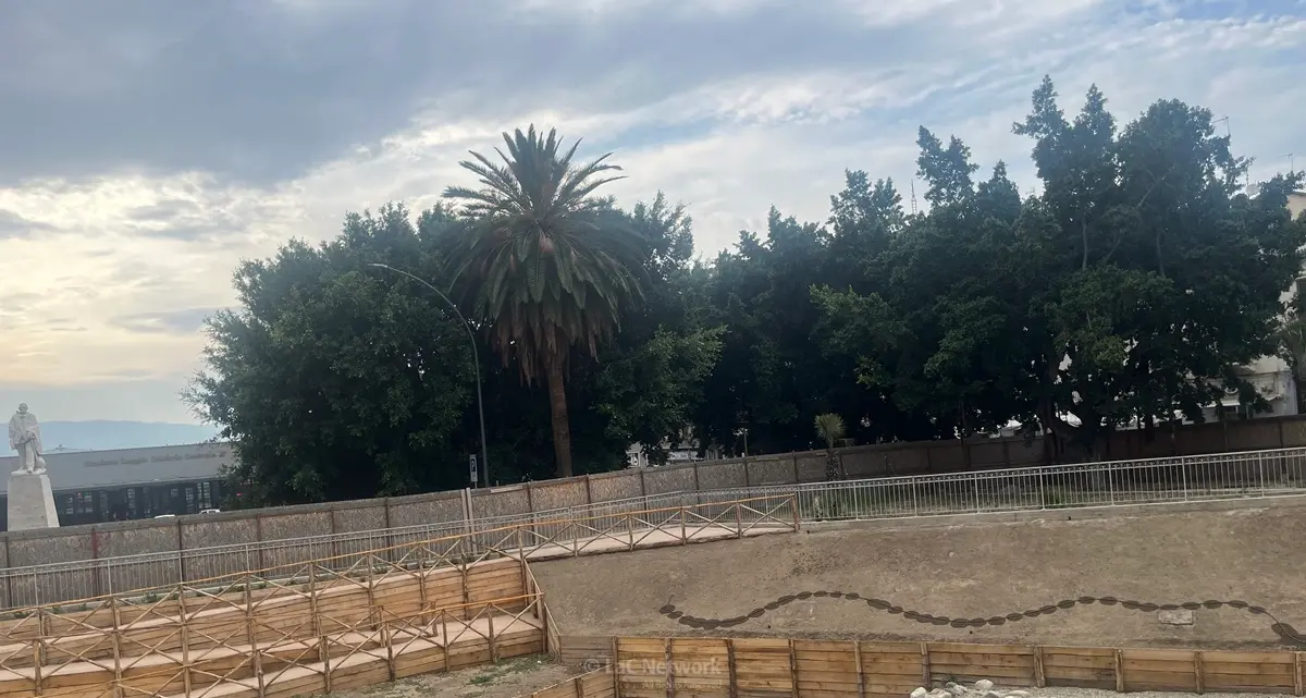 Reggio, il tesoro di piazza Garibaldi si prepara a \"incontrare\" la città: posizionate le ringhiere attorno all'area archeologica