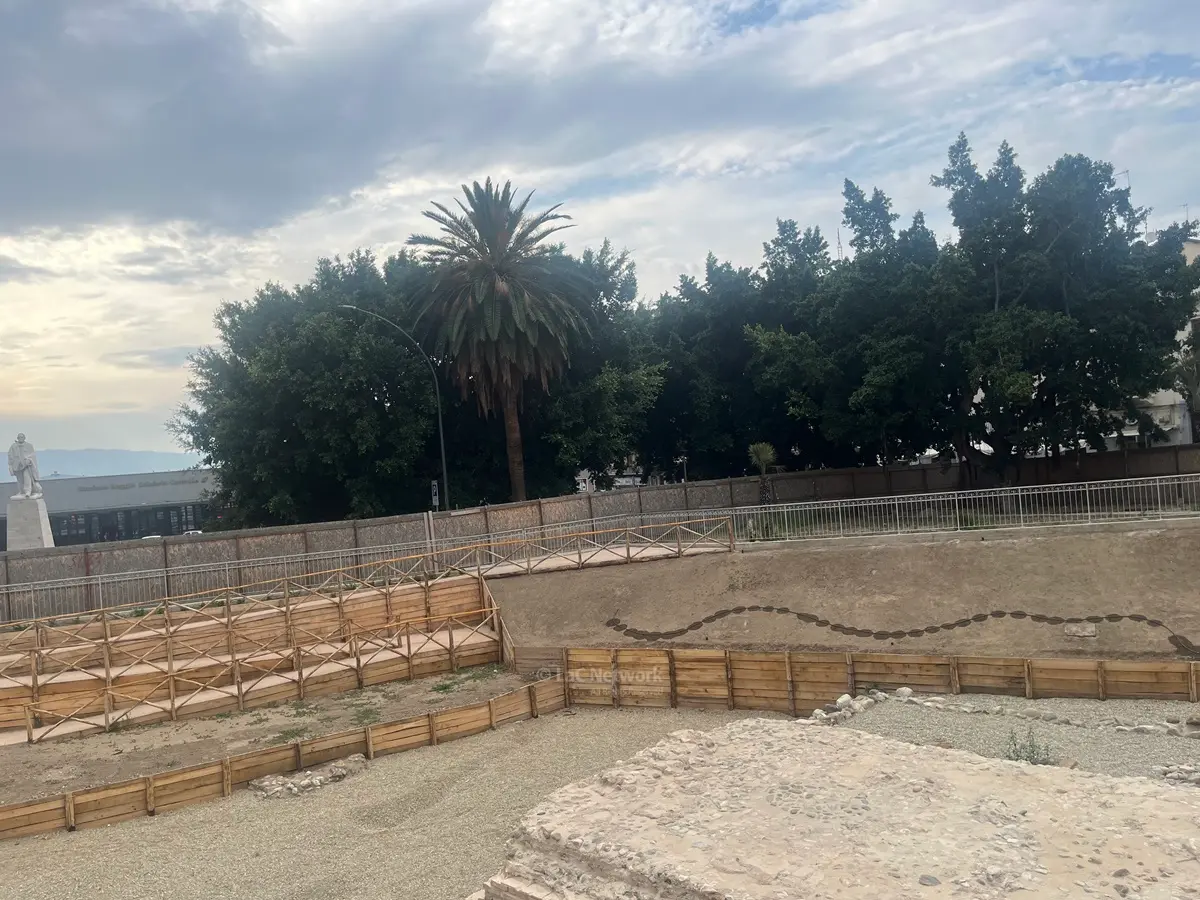 Reggio, il tesoro di piazza Garibaldi si prepara a \"incontrare\" la città: posizionate le ringhiere attorno all'area archeologica