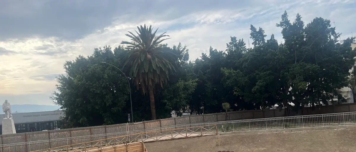 Reggio, il tesoro di piazza Garibaldi si prepara a \"incontrare\" la città: posizionate le ringhiere attorno all'area archeologica
