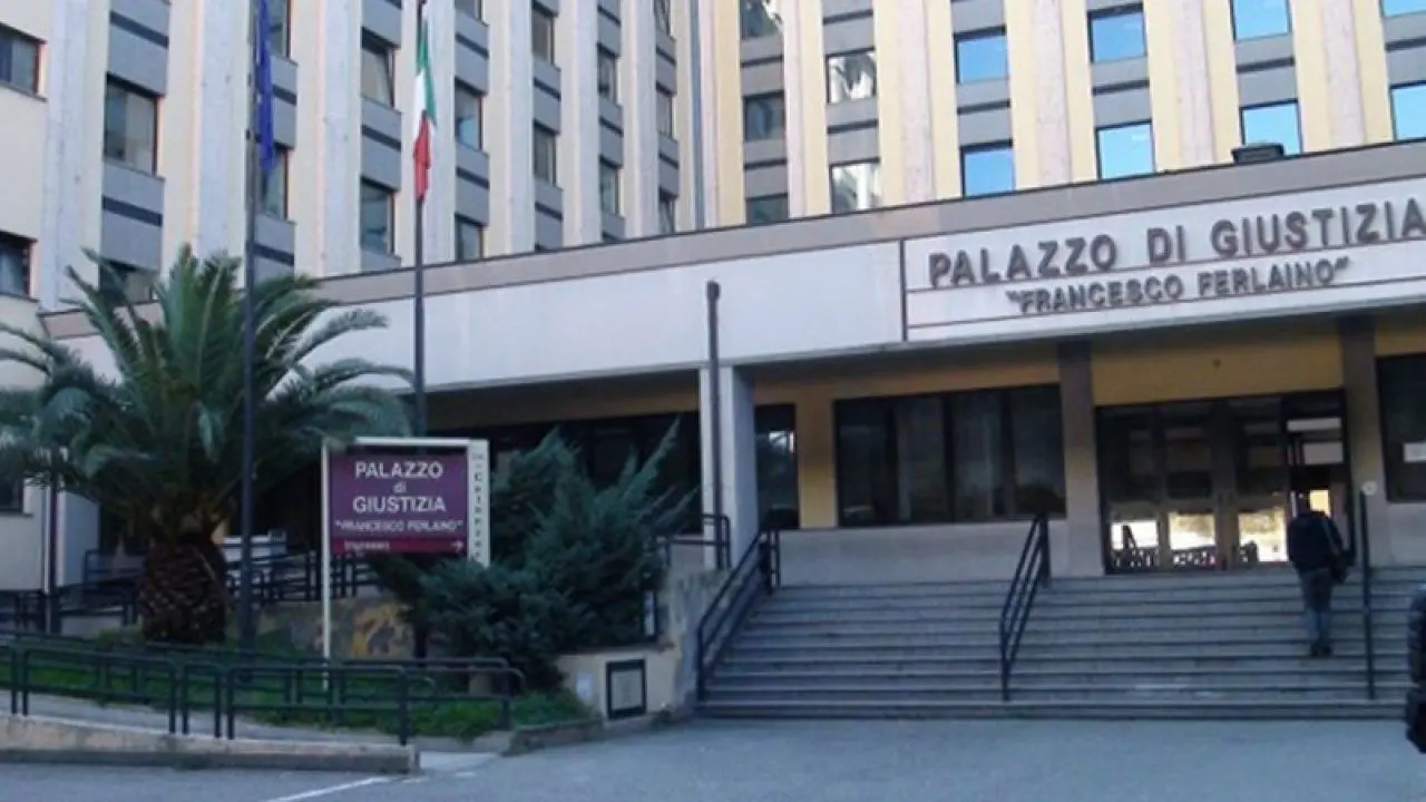 Borgia, si scagliò sui vicini con una zappa e ne mandò uno in ospedale: condannato a due anni\n
