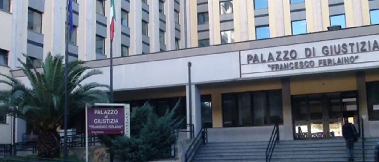 Borgia, si scagliò sui vicini con una zappa e ne mandò uno in ospedale: condannato a due anni\n