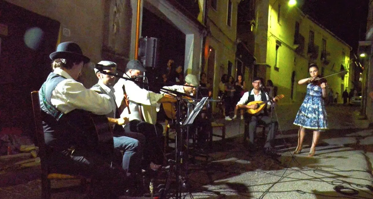 Il Palio delle Serenate a Bisignano, lo storico appuntamento con la musica di un tempo sotto ai balconi di antichi palazzi