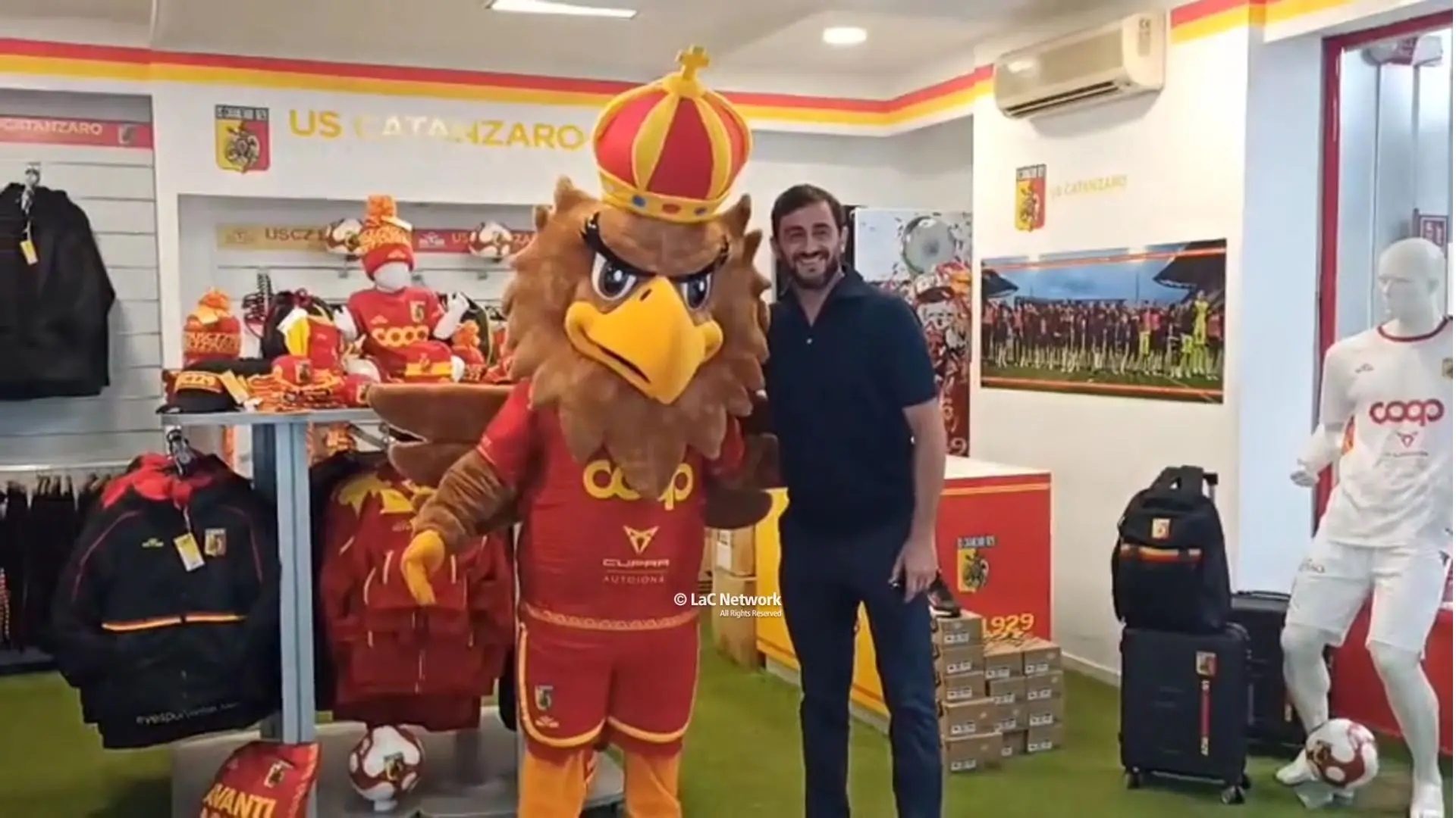 Catanzaro, è arrivato Aquilani: il tecnico è sbarcato a Lamezia