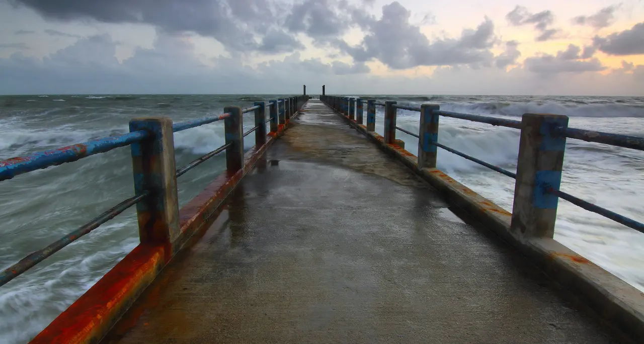 Spiagge sempre più affogate dal cemento, per Legambiente salgono gli abusi sulle coste: Calabria al quinto posto