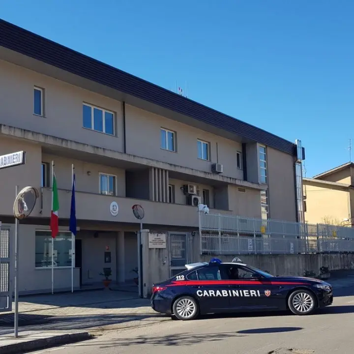 Nascondeva armi clandestine e artifizi esplosivi in un casolare: arrestato un 58enne\n