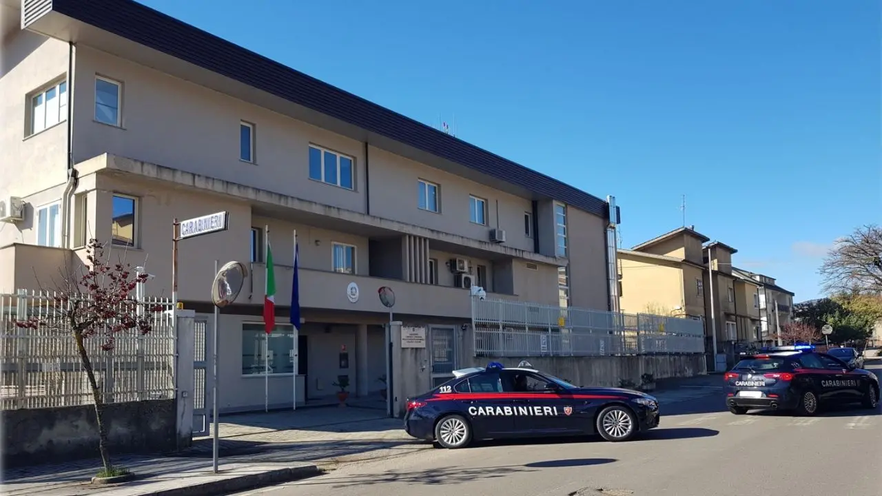 Nascondeva armi clandestine e artifizi esplosivi in un casolare: arrestato un 58enne a Soveria