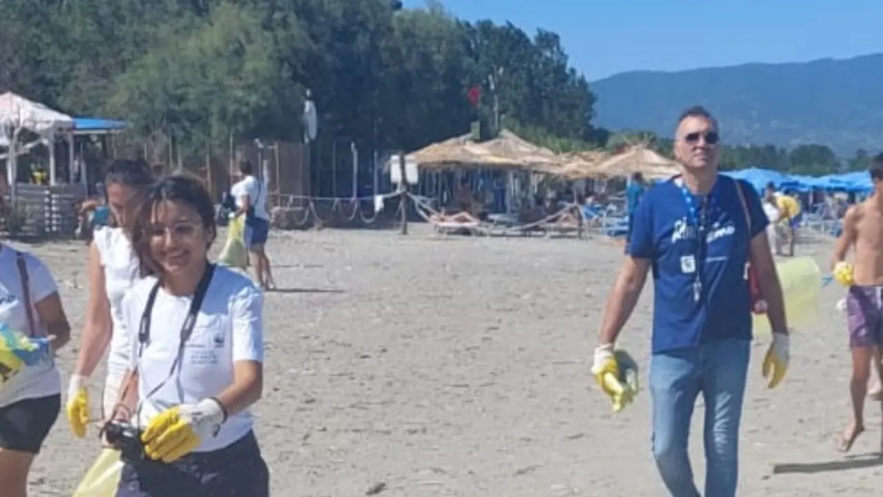Spiagge «stuprate» dalle ruspe, Campana (AVS): «Uno spettacolo indegno, la Regione si sforzi a diffondere la cultura dell’ambiente»\n