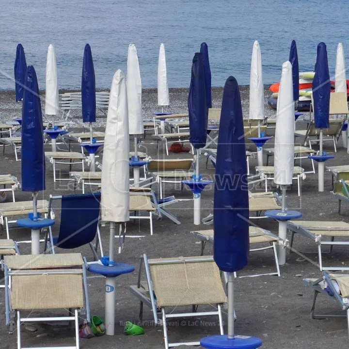 Spiagge, ultimo regalo ai concessionari: sconto sull’affitto e rimborsi limitati agli investimenti recenti\n