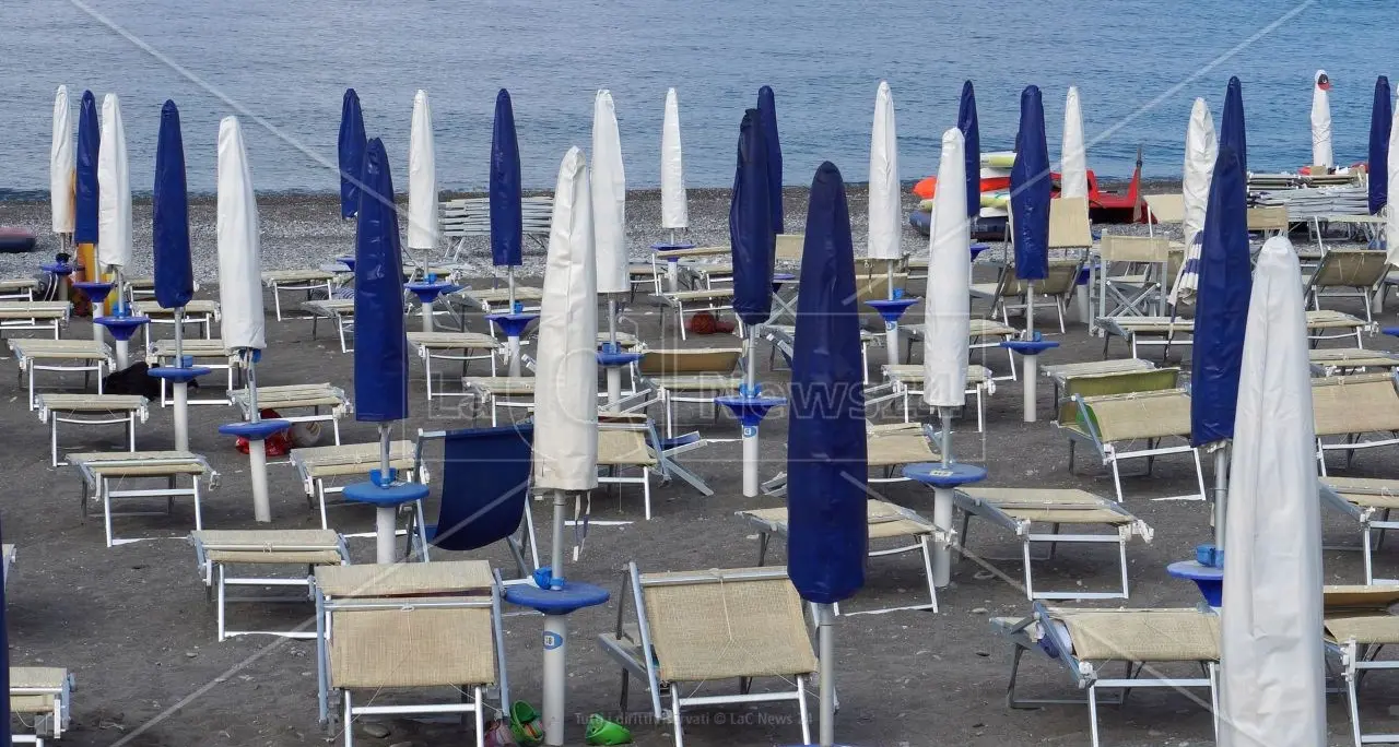 Spiagge, ultimo regalo ai concessionari: sconto sull’affitto e rimborsi limitati agli investimenti recenti\n