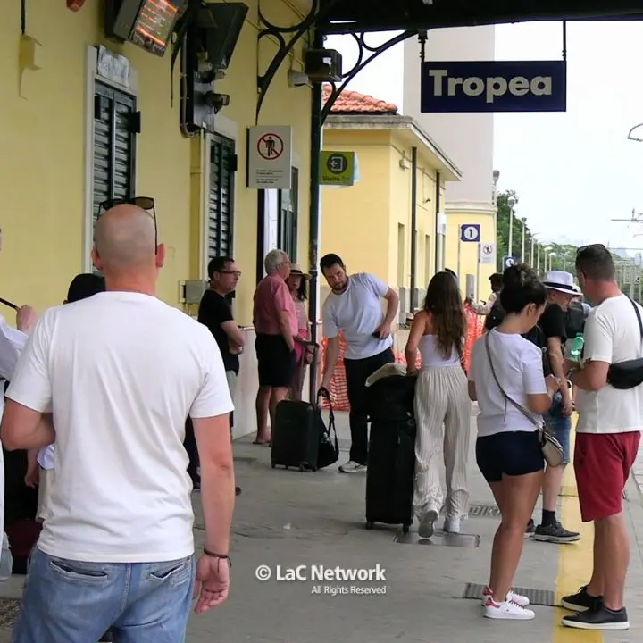Tropea, bagni della stazione chiusi per mancanza d’acqua. La delusione dei turisti: «Inaccettabile»