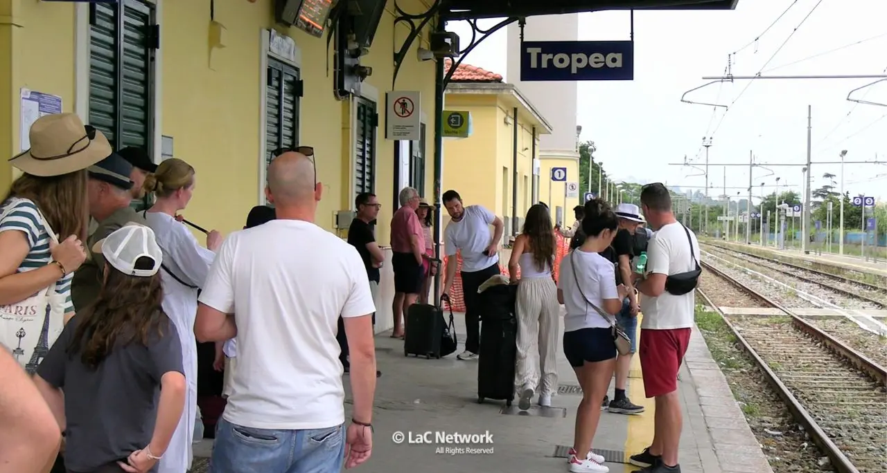 Tropea, bagni della stazione chiusi per mancanza d’acqua. La delusione dei turisti: «Inaccettabile»