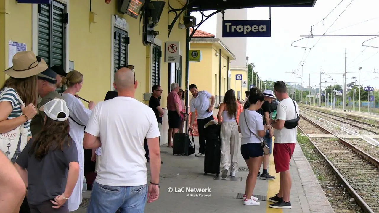 Tropea, bagni della stazione chiusi per mancanza d’acqua. La delusione dei turisti: «Inaccettabile»
