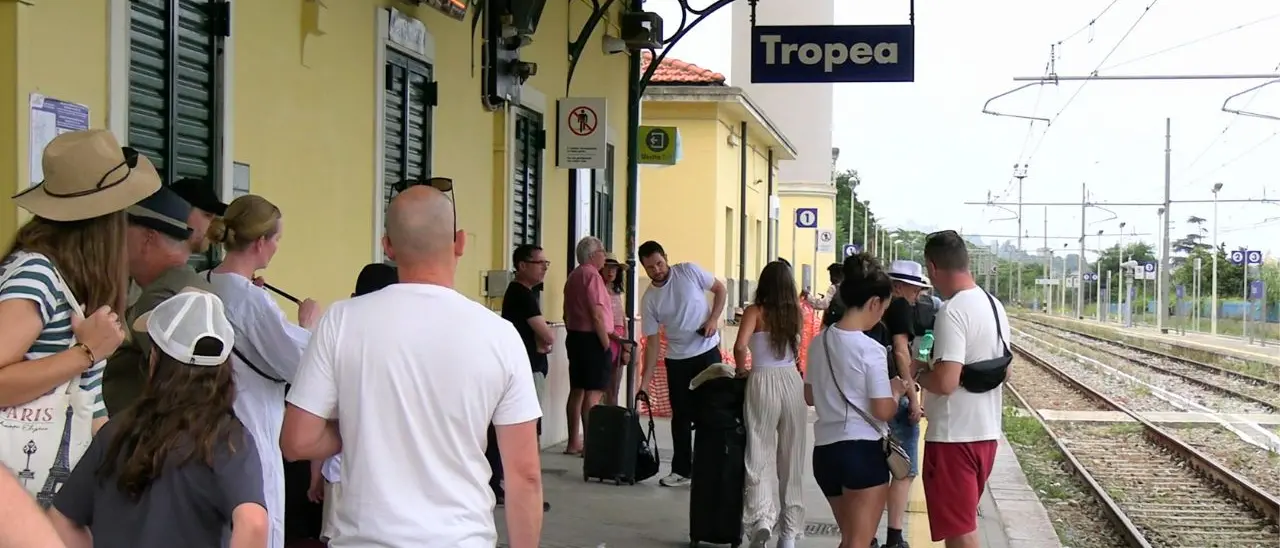Tropea, bagni della stazione chiusi per mancanza d’acqua. La delusione dei turisti: «Inaccettabile»