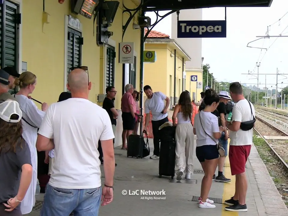 Tropea, bagni della stazione chiusi per mancanza d’acqua. La delusione dei turisti: «Inaccettabile»