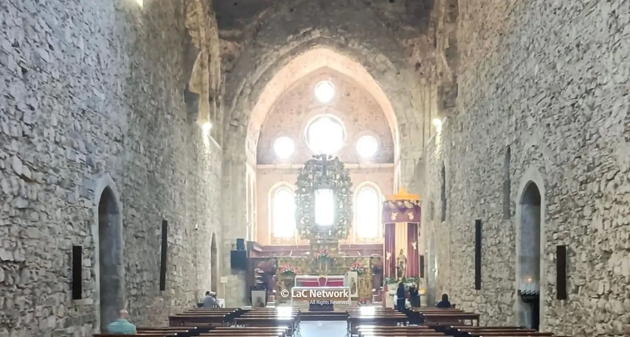 Una cascata di luce e spiritualità: il mistero del solstizio d’estate nell’Abbazia florense di Gioacchino\n