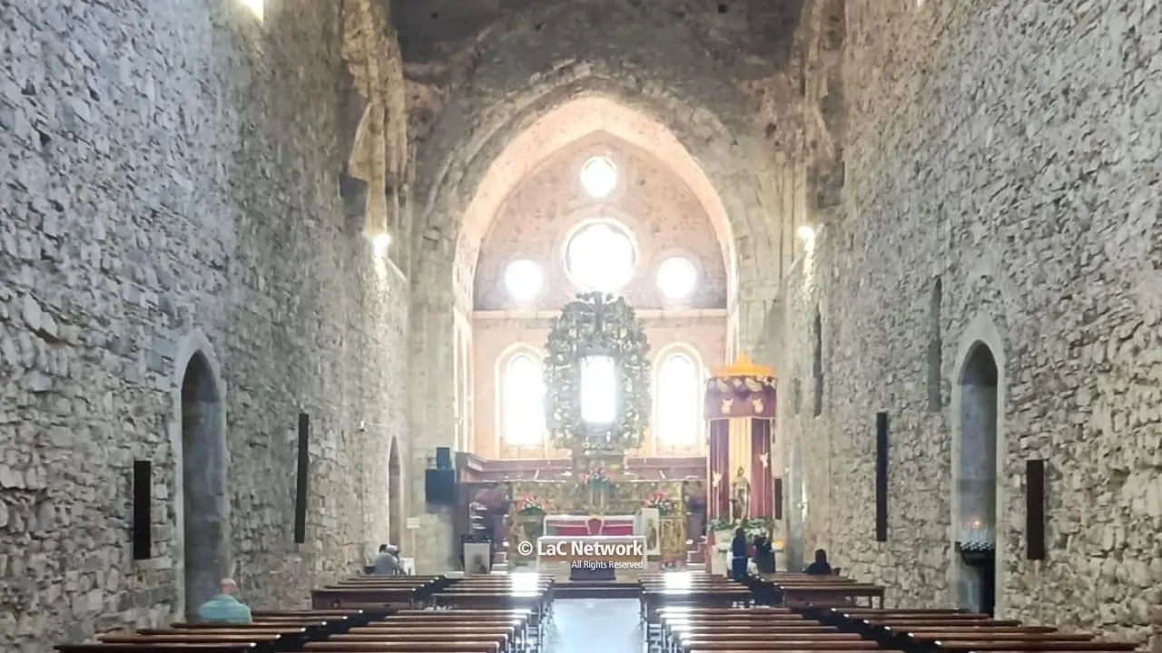 Una cascata di luce e spiritualità: il mistero del solstizio d’estate nell’Abbazia florense di Gioacchino\n