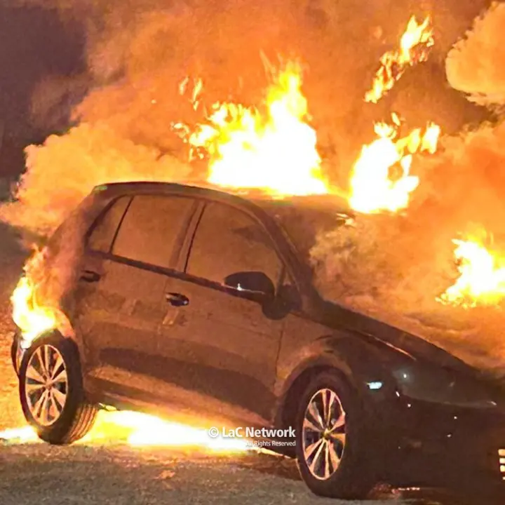 Nocera Terinese, automobile in fiamme in pieno centro storico