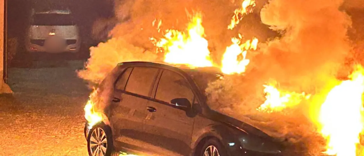 Nocera Terinese, automobile in fiamme in pieno centro storico