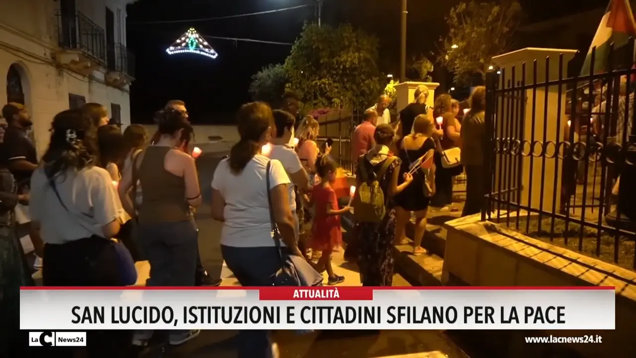 San Lucido, istituzioni e cittadini sfilano per la pace