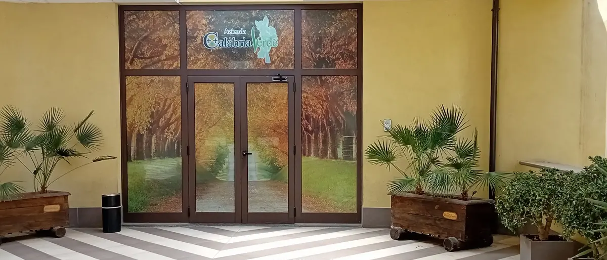 Un operaio in carcere anziché al lavoro, assenteisti e truffe: Calabria Verde licenzia sei dipendenti per giusta causa\n