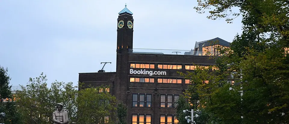 «Da Booking concorrenza sleale»: Federalberghi Calabria va alla guerra (legale) contro il gigante delle prenotazioni online\n