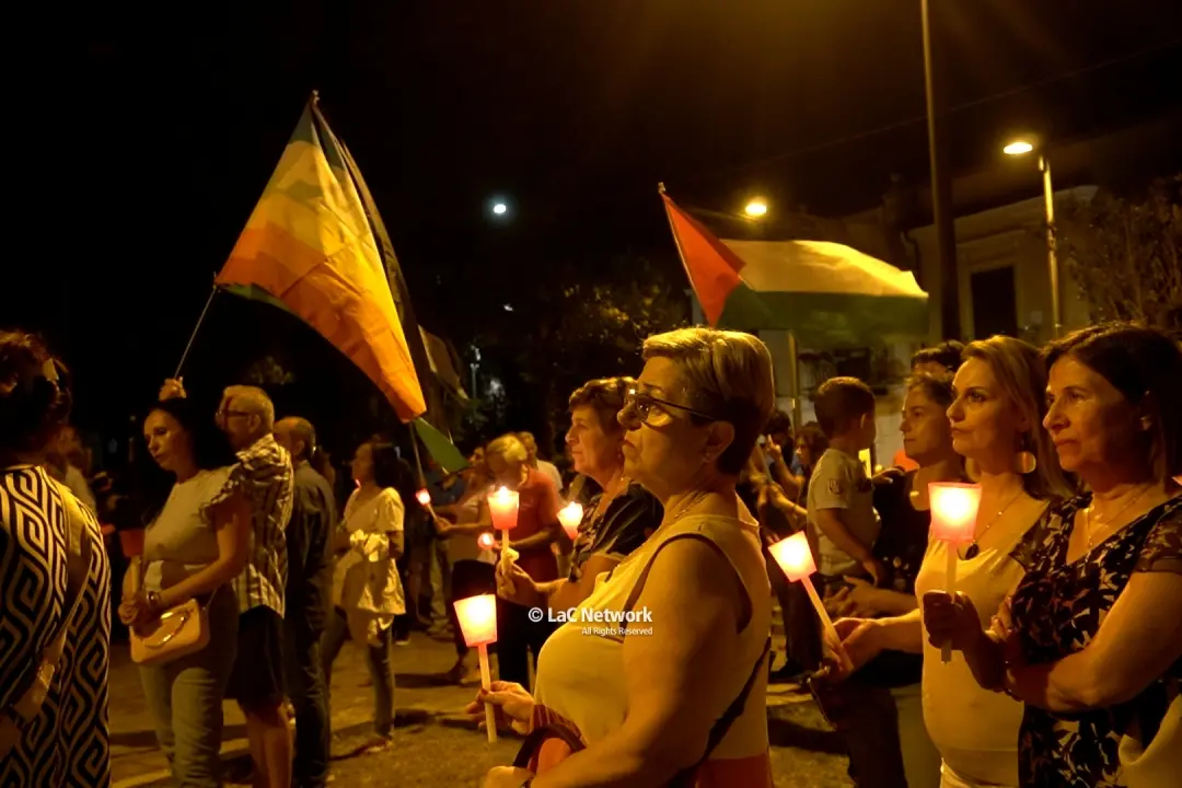 <p>Manifestanti nella villa comunale</p>\\n