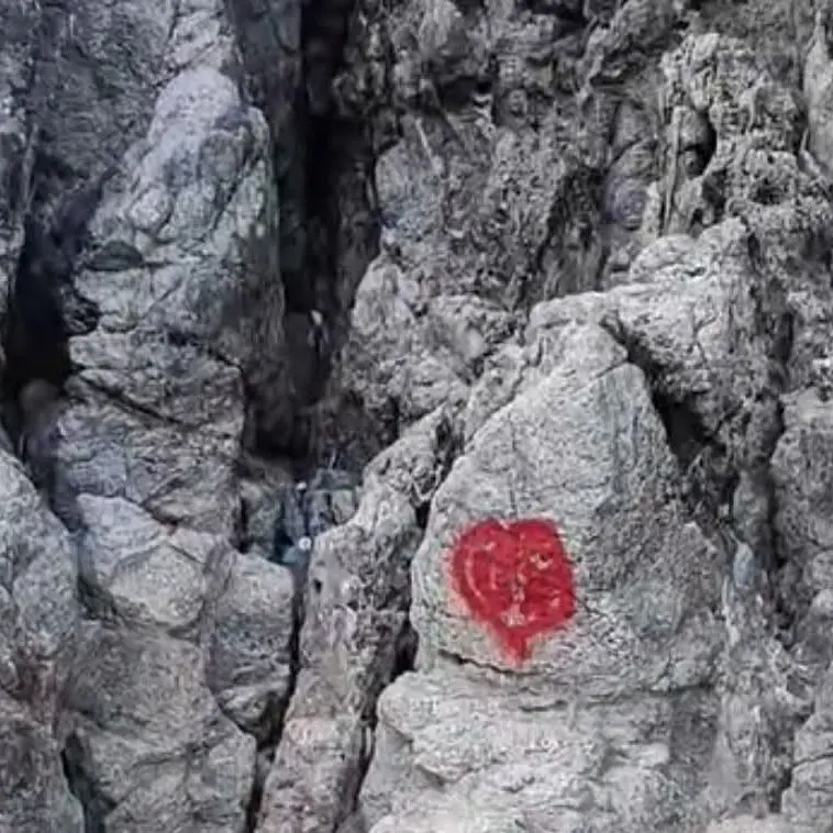 Stalettì, vandali in azione in località Caminia: imbrattato lo scoglio della Grotta di San Gregorio\n