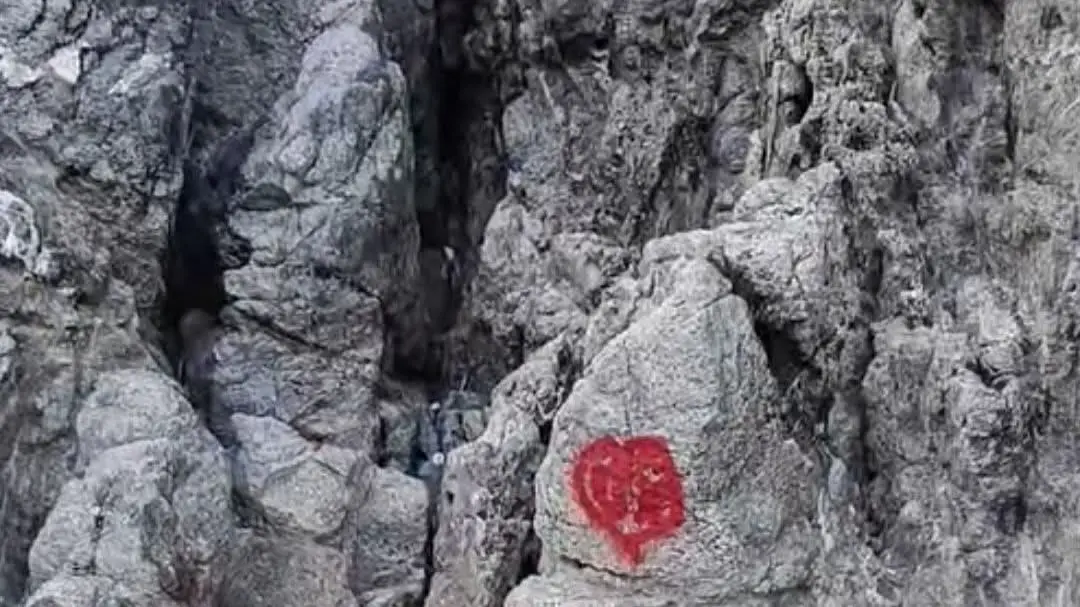 Stalettì, vandali in azione in località Caminia: imbrattato lo scoglio della Grotta di San Gregorio\n