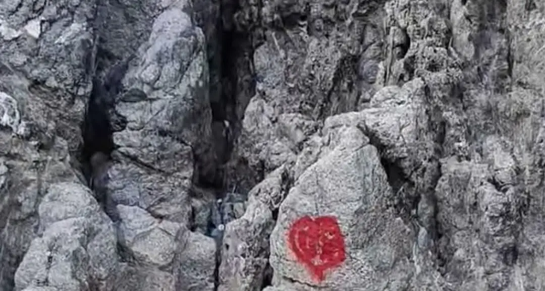 Stalettì, vandali in azione in località Caminia: imbrattato lo scoglio della Grotta di San Gregorio\n